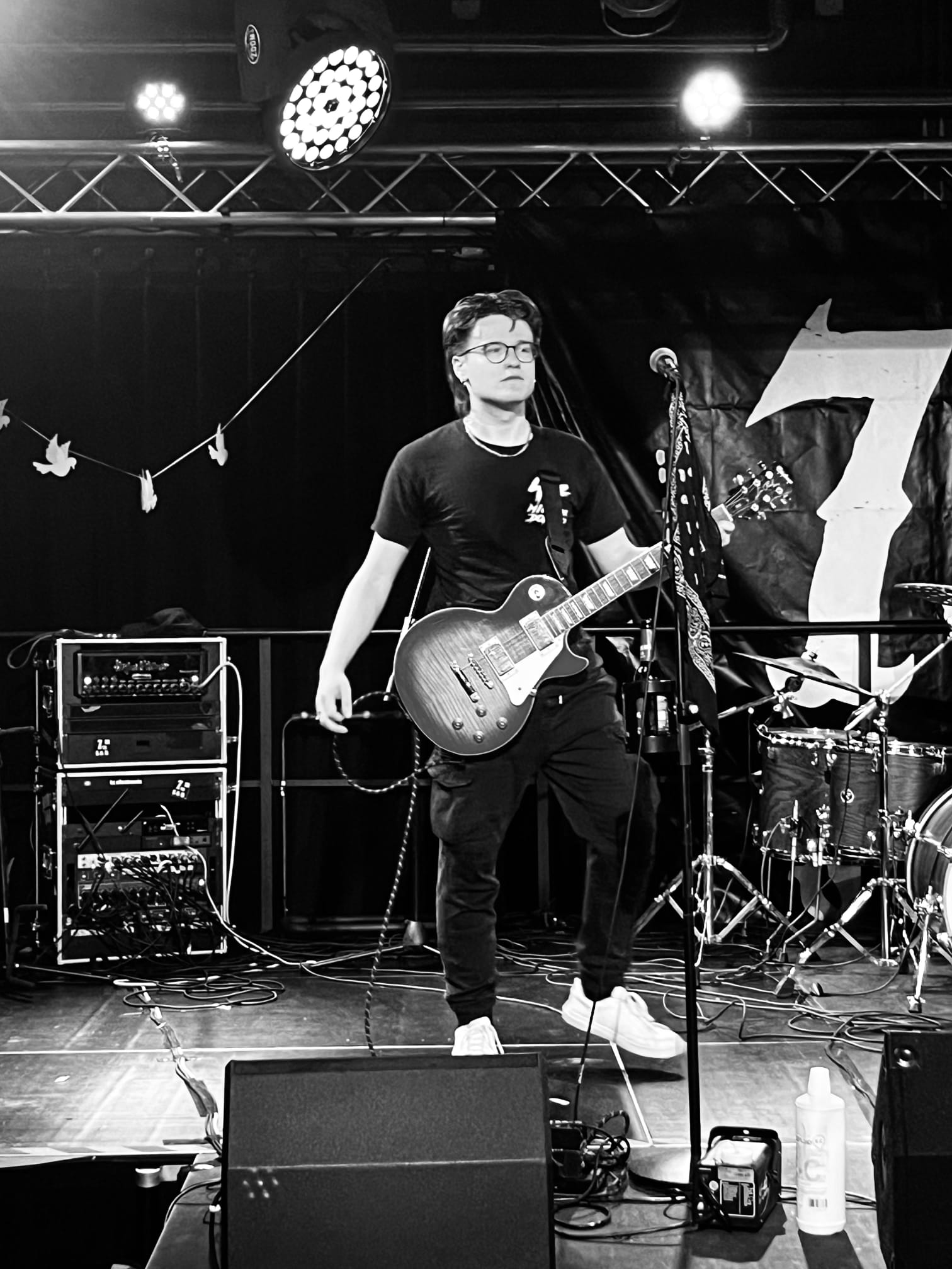 Dominik, Gitarre bei Saftrinne, auf der Bühne
